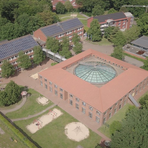 Das Foto zeigt  die Brückenschule Maria Veen von oben.