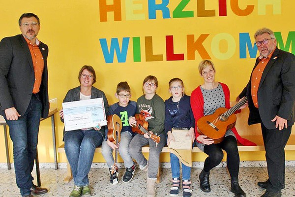 Ein Foto zeigt Brückenschüler:innen, Herrn Zeidler und Herrn Klein von der Firma Bauder bei der Übergabe der Spende.