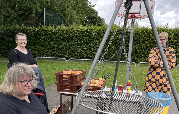 Das Foto zeigt die Vorstandsfrauen beim Grillen.