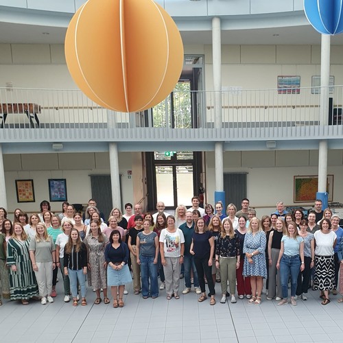 Das Foto zeigt  die Mitarbeiter:innen der Brückenschule zum Schuljahresanfang 2024.25.