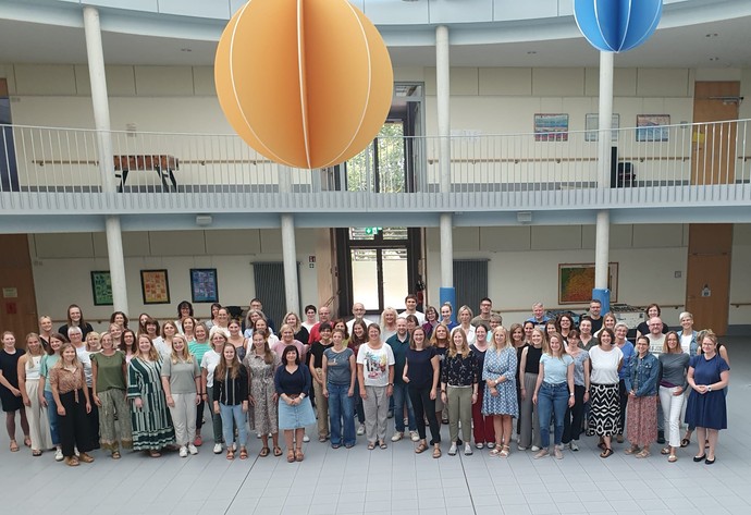 Das Foto zeigt die Mitarbeiter:innen der Brückenschule im Forum zu Beginn des Schuljahres 2024.25.