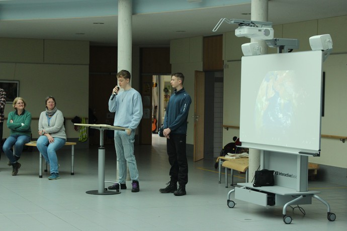 Das Foto zeigt die Schülersprecher der Brückenschule im Forum.